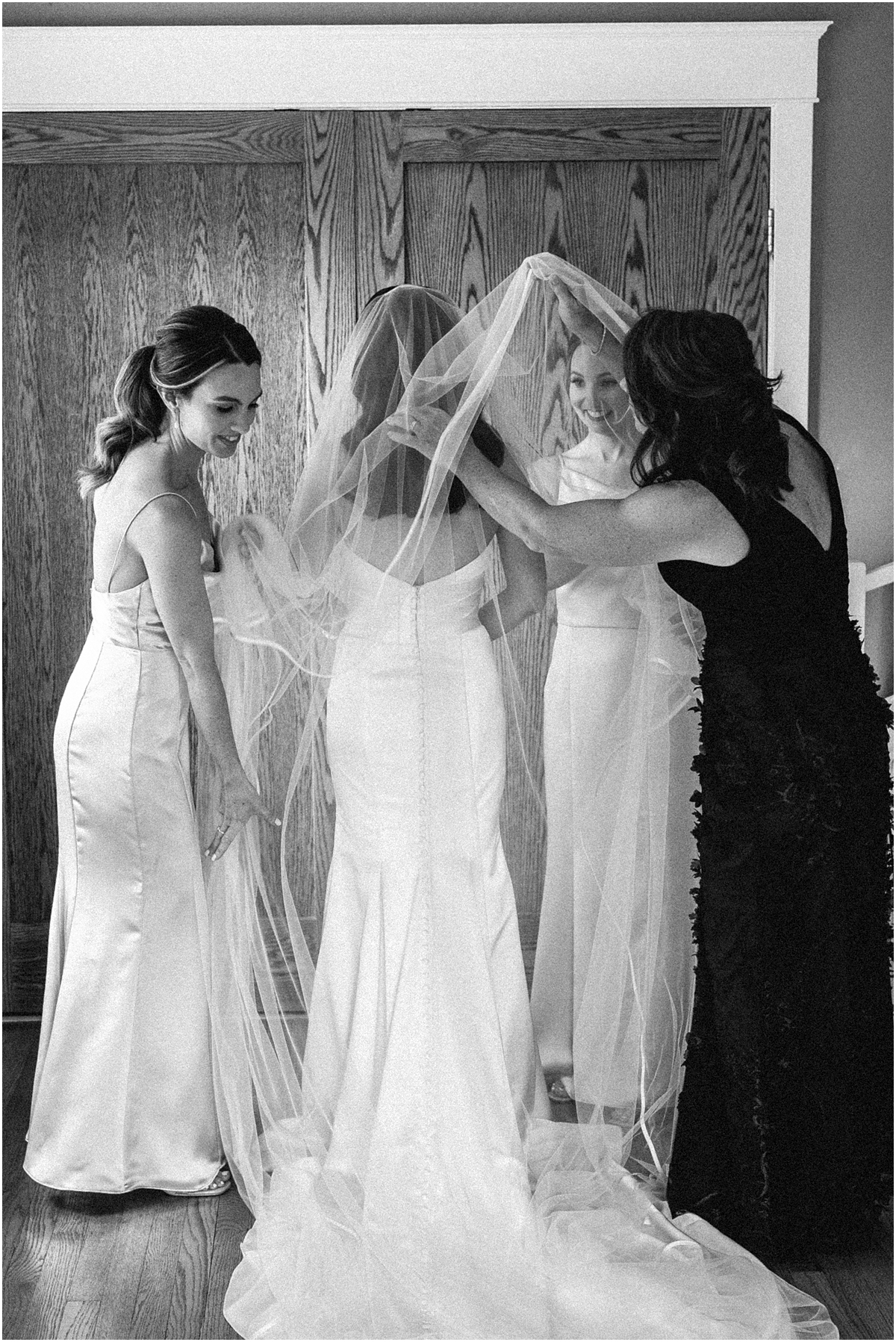 bride getting veil on 