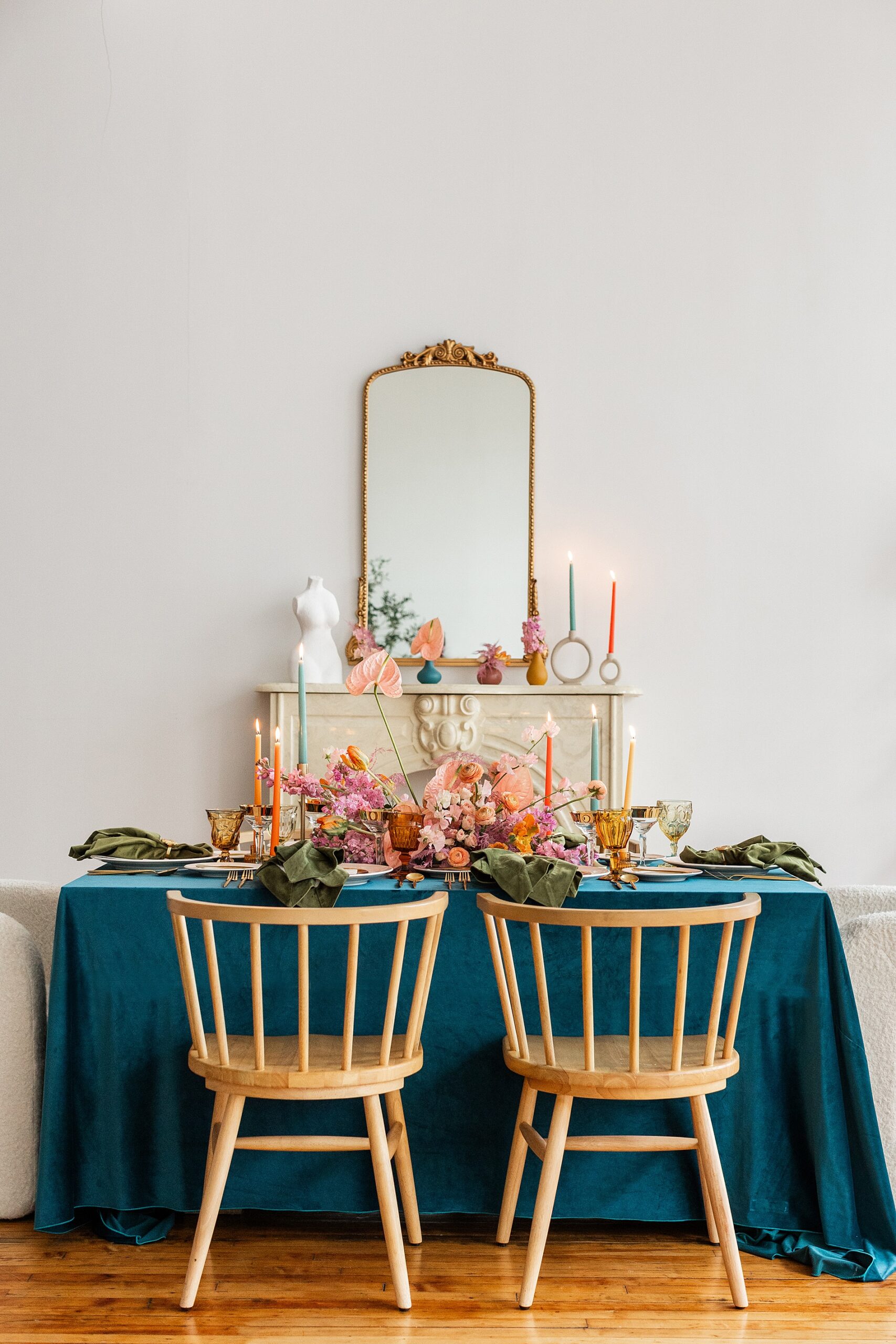 decorate tablescape with dark blue linens