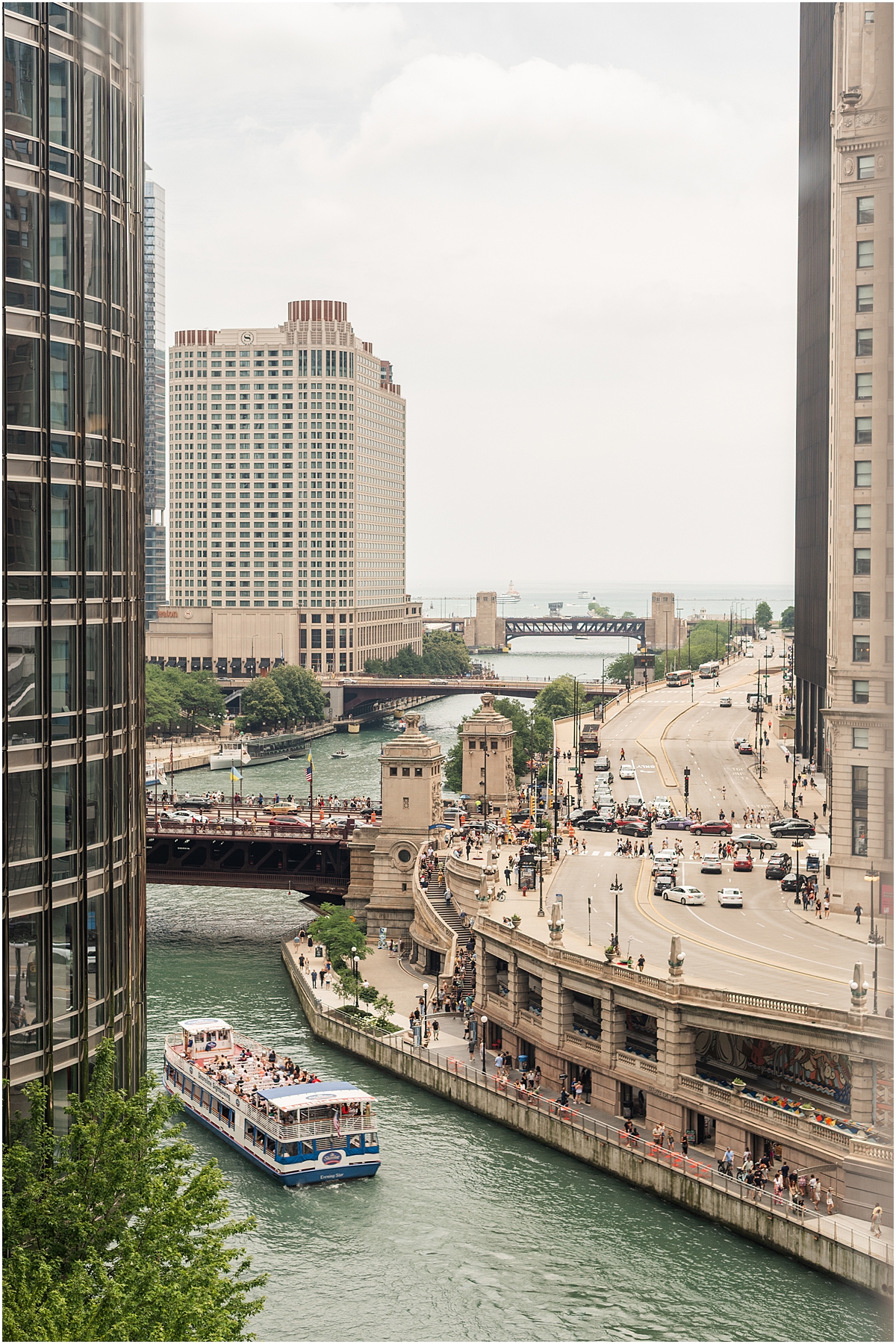Downtown chicago river