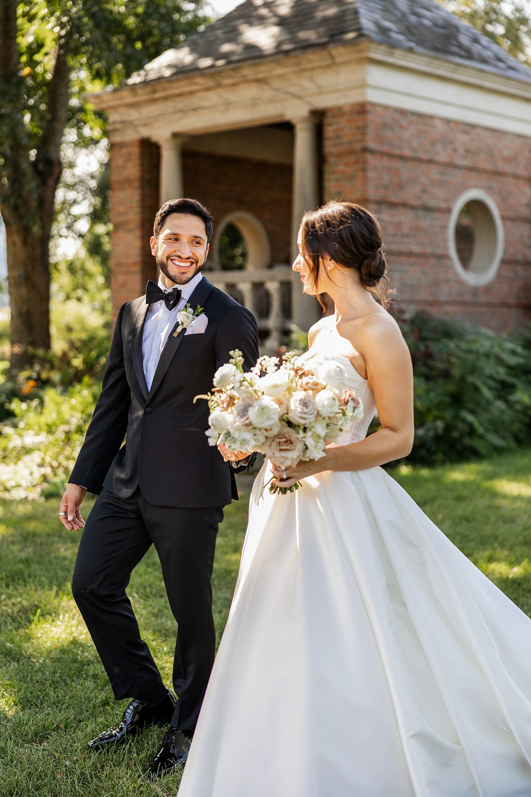 bride and groom photos at Chicago Botanic Gardens  