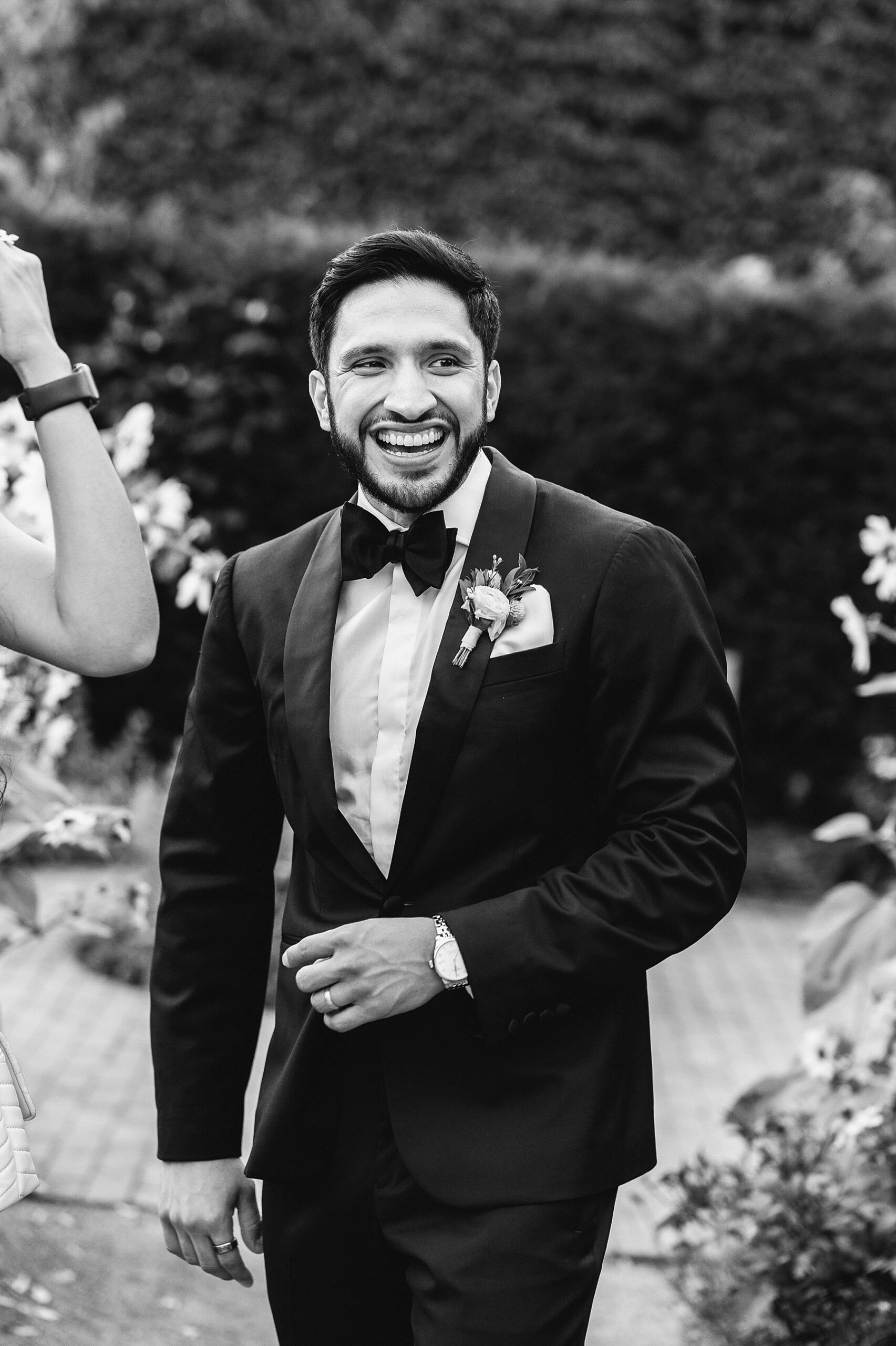 candid groom portraits 