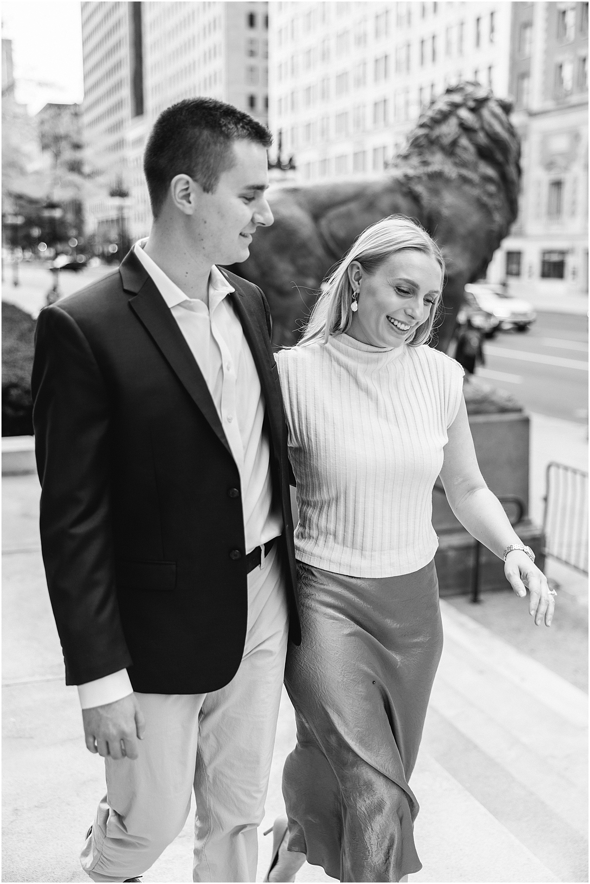 couple walk outside of art Institute of Chicago