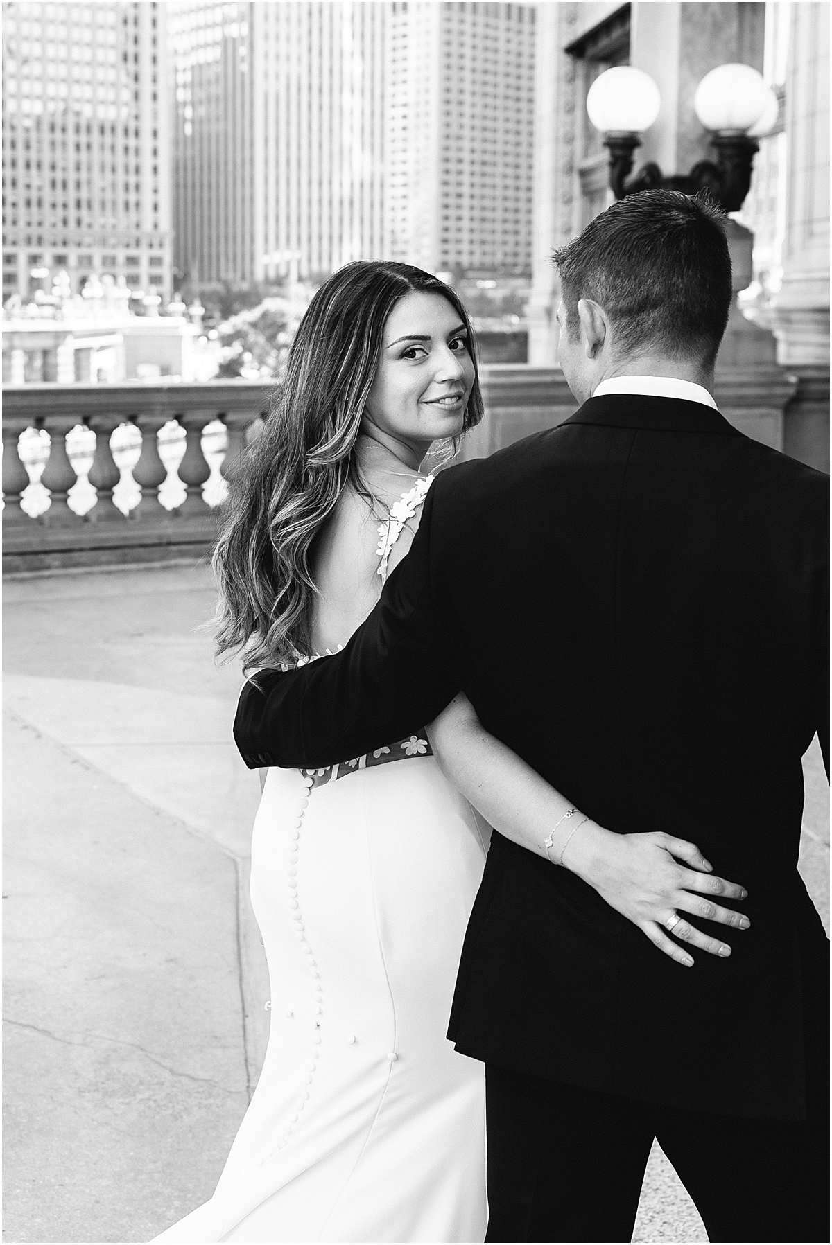couple walk together in downtown Chicago 