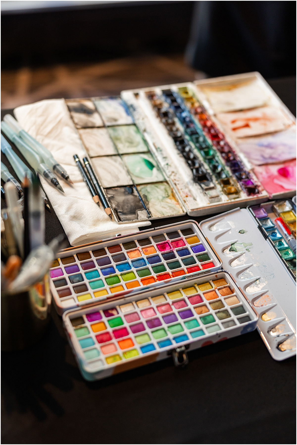 live artists paints guest portraits 