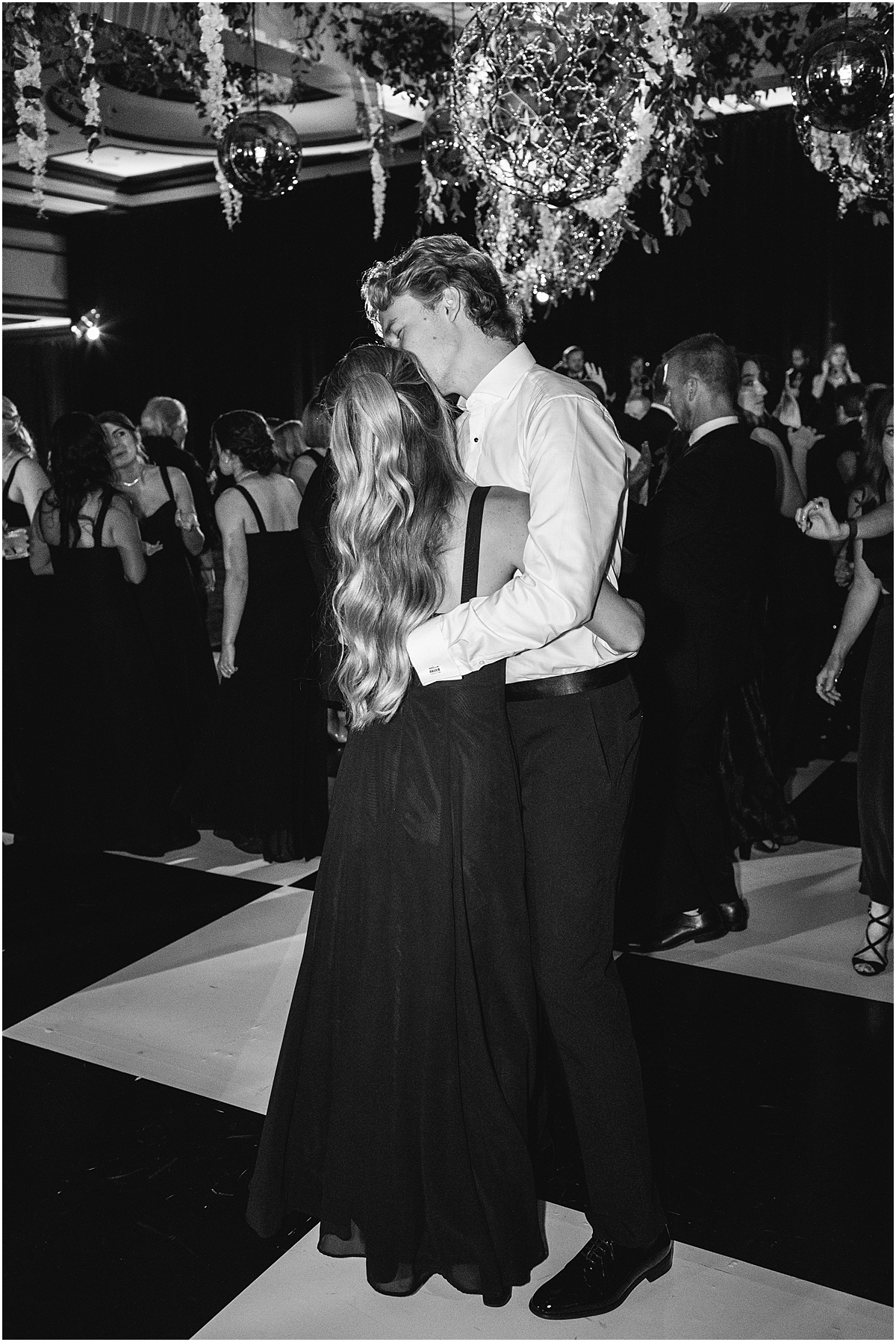 wedding guests dance 